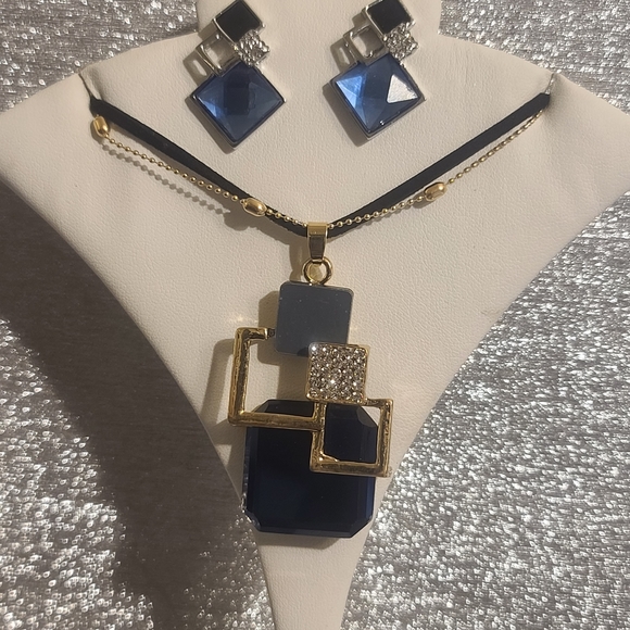 NWT Crystal Geometric Necklace & Earrings - Picture 1 of 10